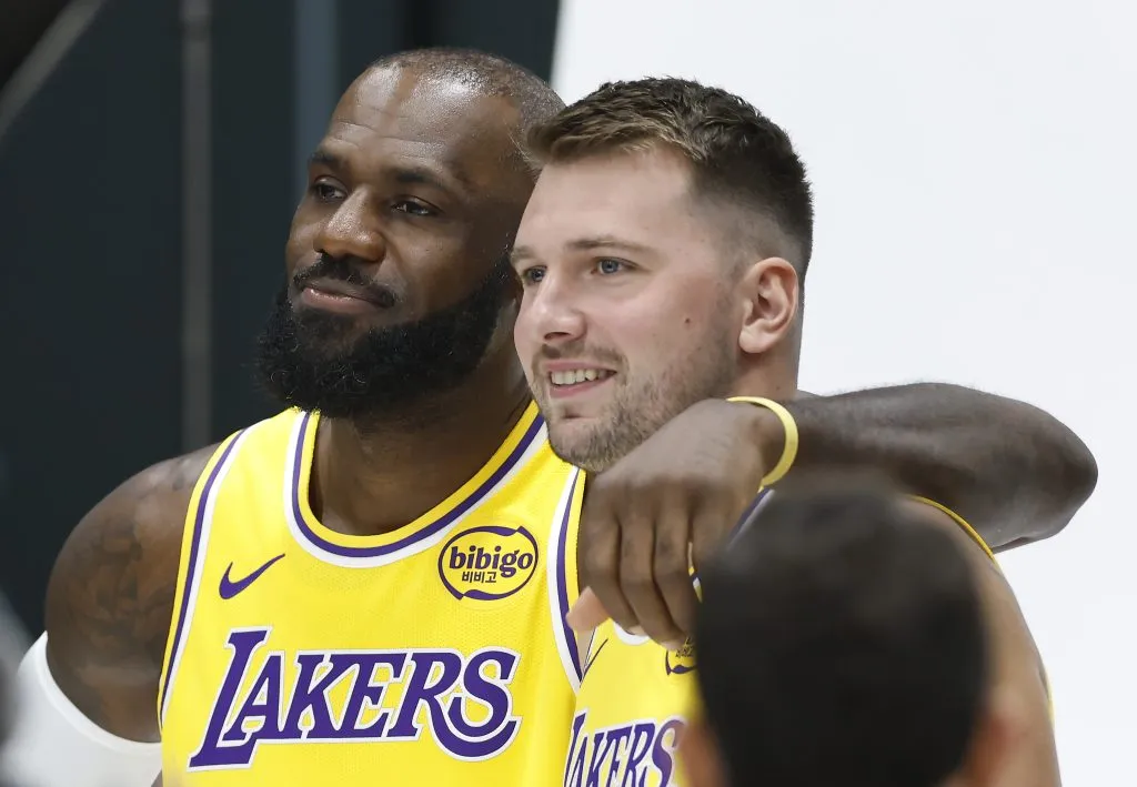LeBron James y Luka Doncic en el Media Day (GETTY IMAGES)