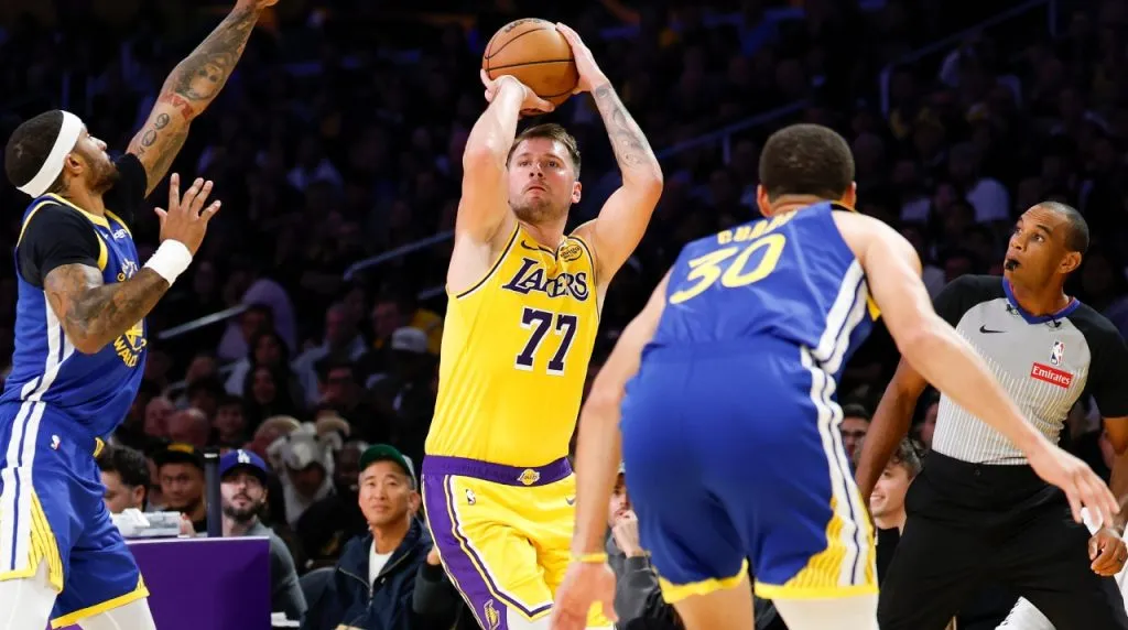 Luka Doncic y Stephen Curry en Lakers vs. Warriors. (Foto: Getty Images)
