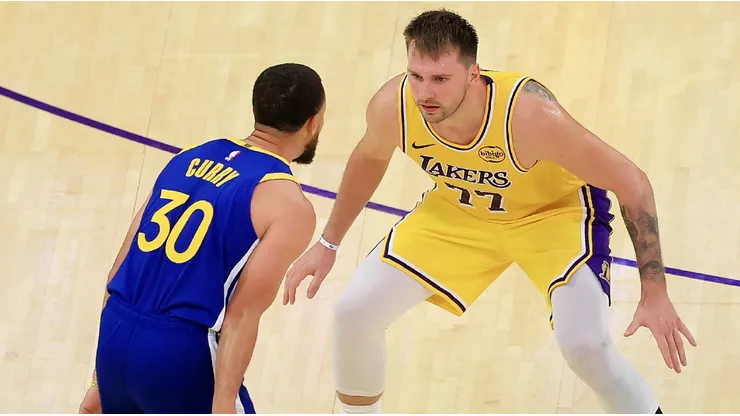 Curry y Doncic en la victoria de Warriors vs. Lakers.