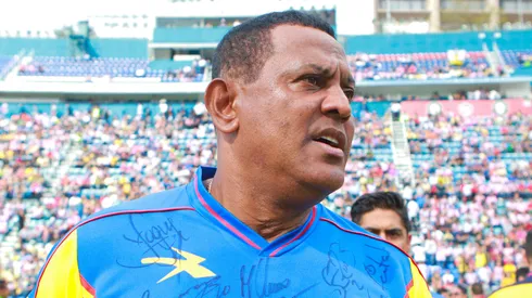 Negro Santos apunta contra jugador del América.