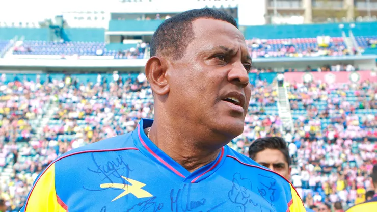 Negro Santos apunta contra jugador del América.