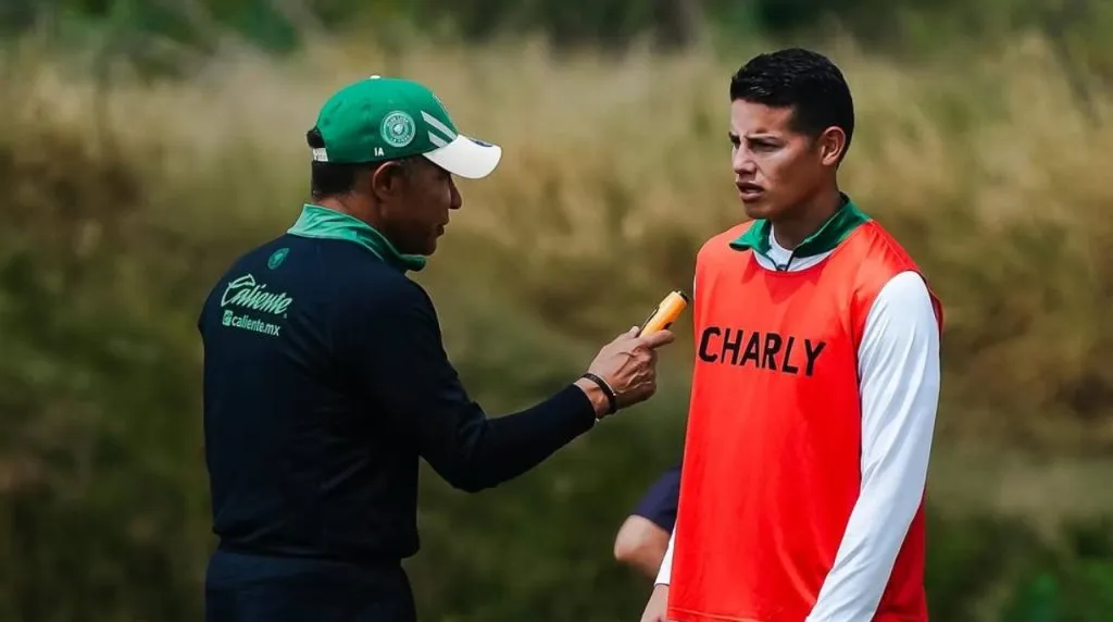 Ignacio Ambriz y James Rodríguez en el entrenamiento de León. (Foto: X / @jamesdrocol10)