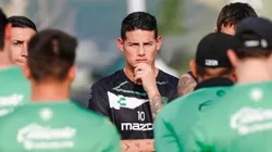 James Rodríguez en una charla del DT Ignacio Ambriz.