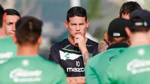 James Rodríguez en una charla del DT Ignacio Ambriz.