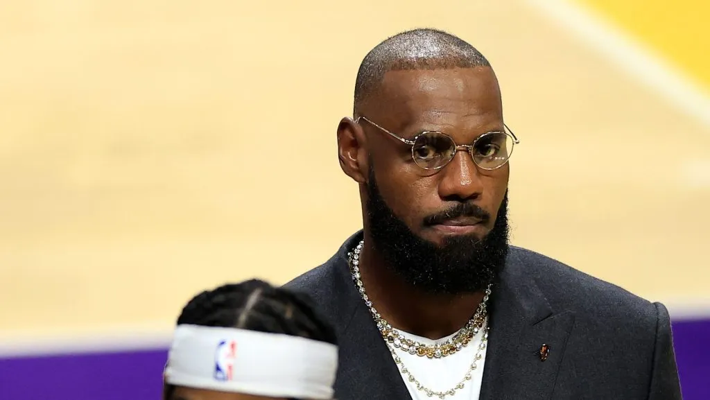 LeBron James vio desde la banca el debut de Los Angeles Lakers en la NBA. (GETTY IMAGES)