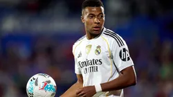 Kylian Mbappé suma cinco goles en los últimos tres partidos ante Barcelona.