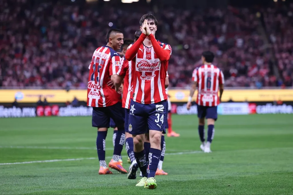 La felicidad de la ‘Hormiga’ González tras su tercer gol personal [Foto: Chivas]