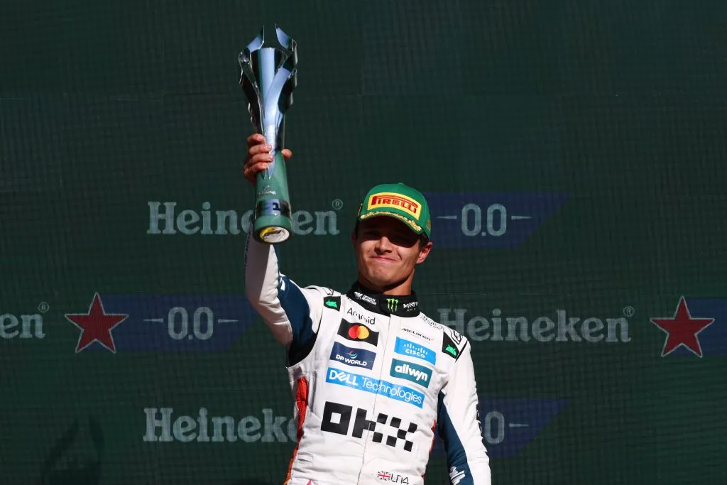 Lando Norris celebra el triunfo en el podio del GP de México (GETTY IMAGES)
