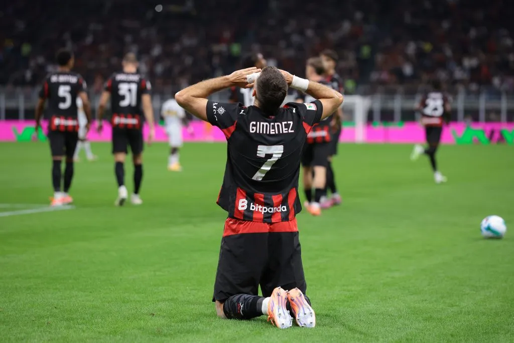 Santiago Giménez en su único gol en la temporada (Getty Images)