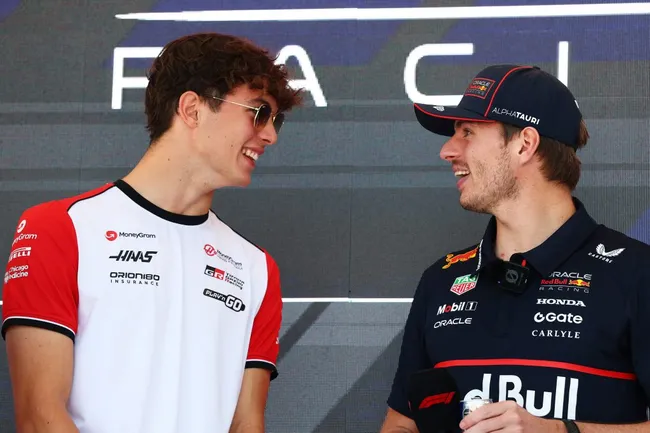 Oliver Bearman platica con Max Verstappen en la previa del GP de México (GETTY IMAGES)