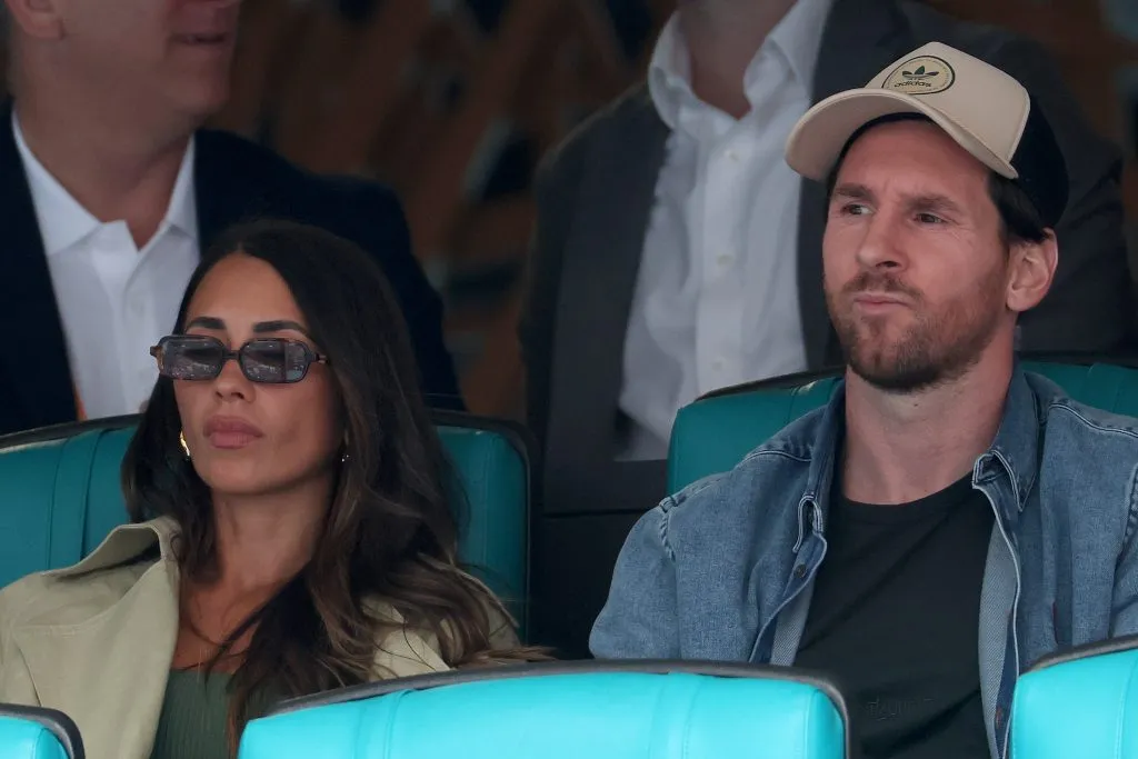Antonela Roccuzzo y Lionel Messi en las gradas del Miami Open 2025 (GETTY IMAGES)