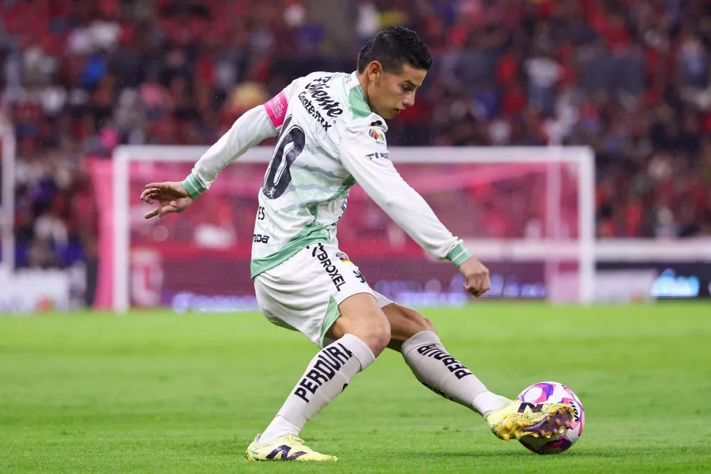 James Rodríguez domina el balón en Atlas vs. León (GETTY IMAGES)