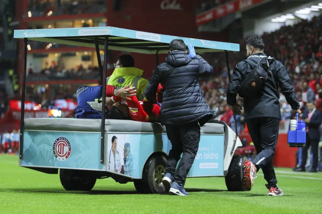 Alexis Vega salió en camilla y alarmó a todos en el Nemesio Diez [Foto: Getty]