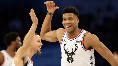 Curry y Antetokounmpo podrían ser compañeros en Warriors.