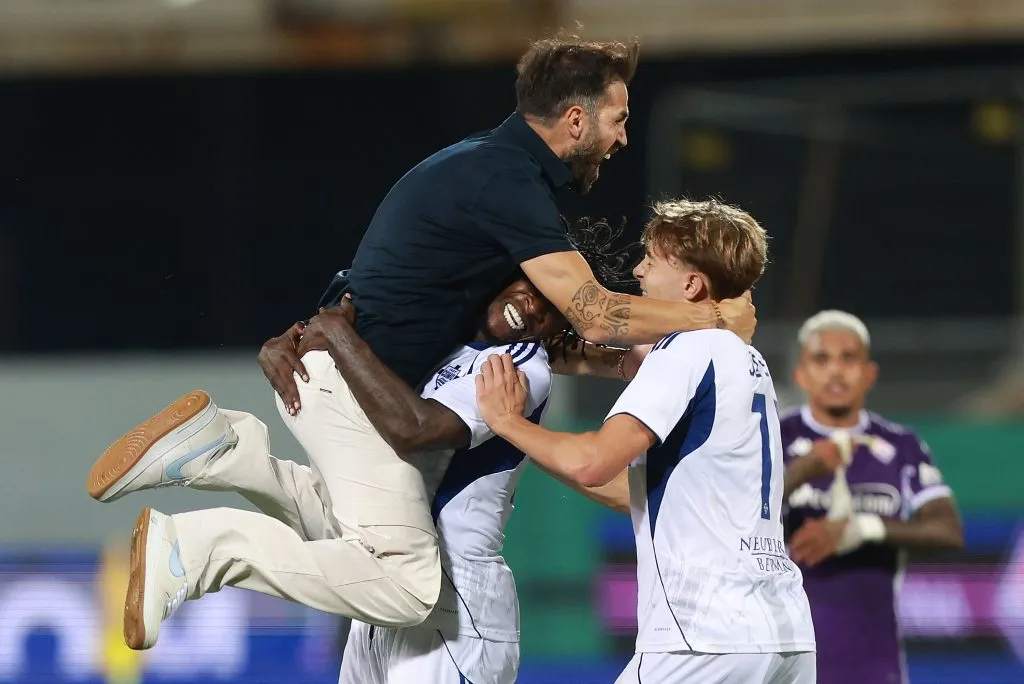 El cariño de Césc Fábregas con sus jugadores de Como [foto: Getty]