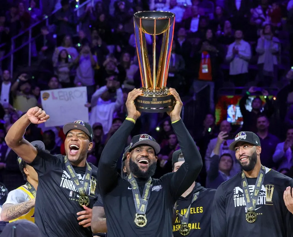 Los Angels Lakers celebran la obtención de la NBA Cup (GETTY IMAGES)