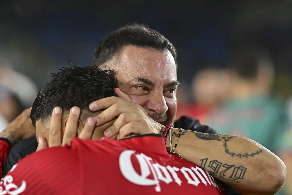 Antonio Mohamed abrazando a Alexis Vega (Imago7)