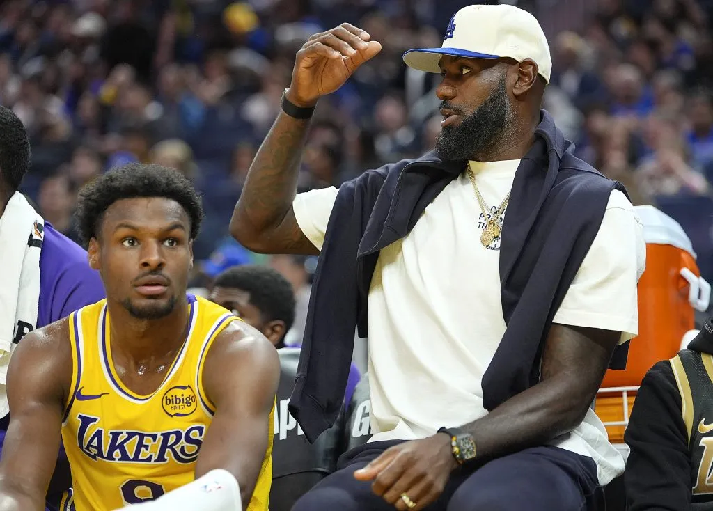 LeBron James y su hijo mayor, Bronny, en el banquillo de Los Angeles Lakers (GETTY IMAGES)