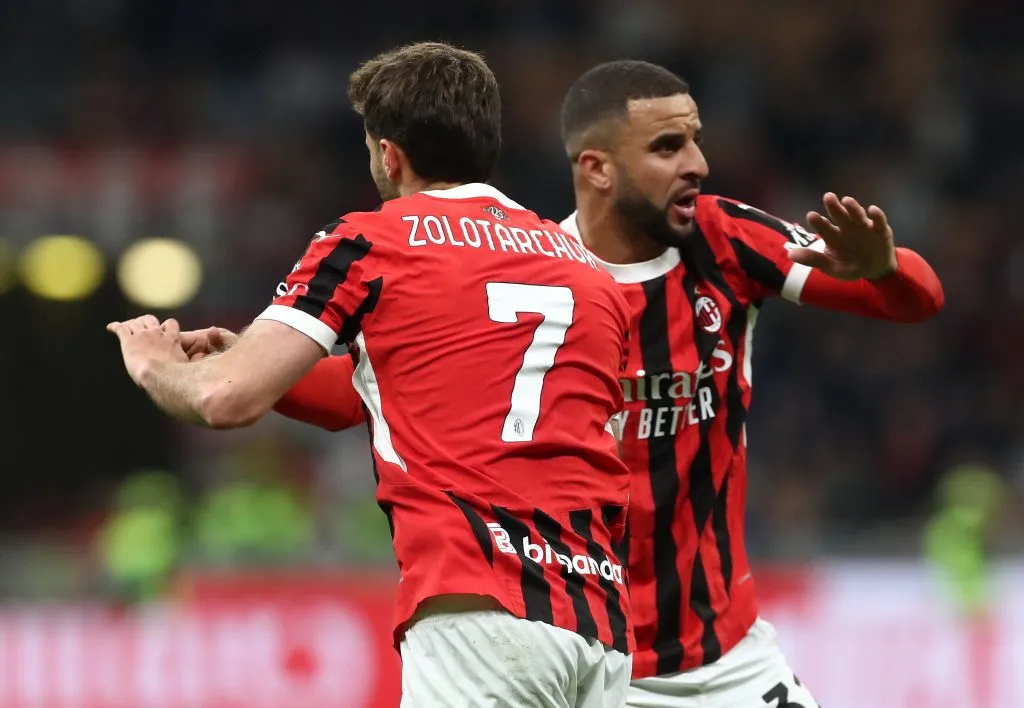 Santiago Giménez y Kyle Walker en Milan (Getty Images)