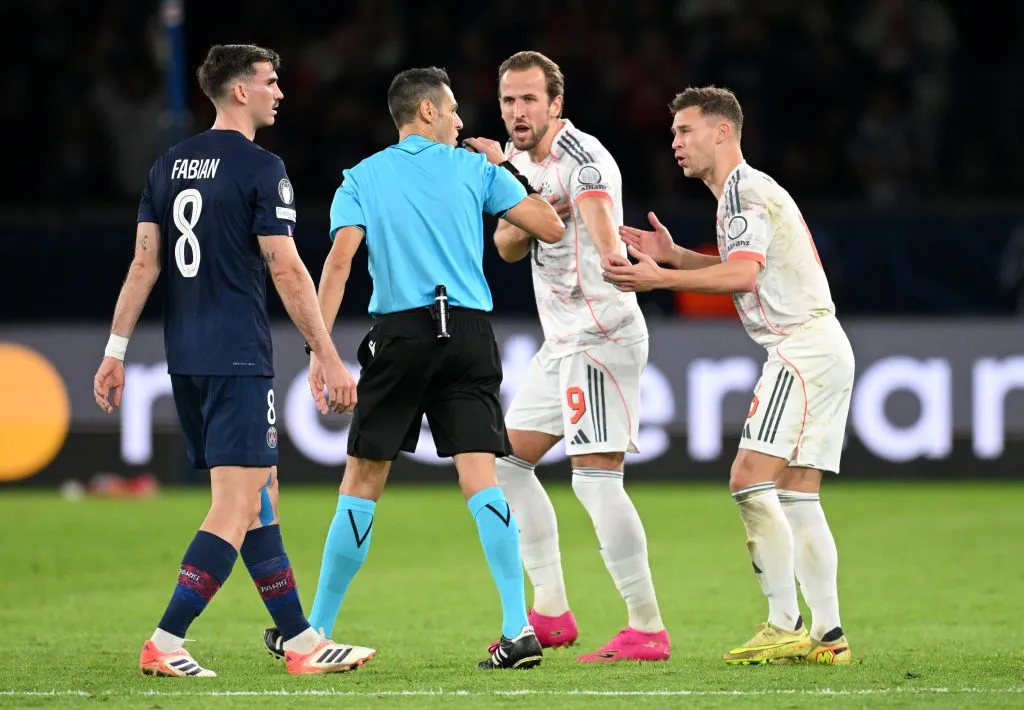 El enojo de Kane con el árbitro por la roja a Luis Díaz [Foto: Getty]