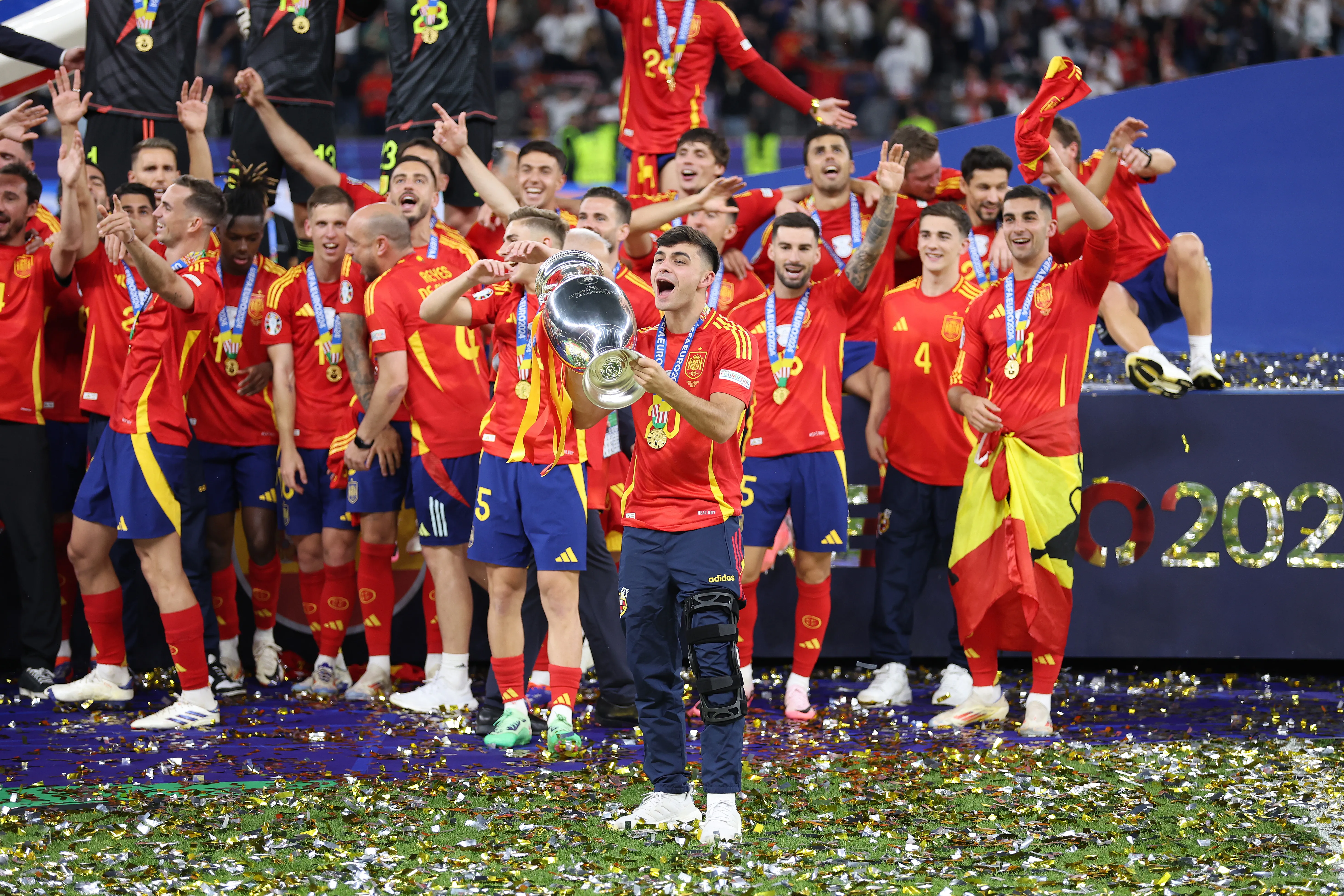 Pedri levantando la Euro 2024 hace un año [Foto: Getty]