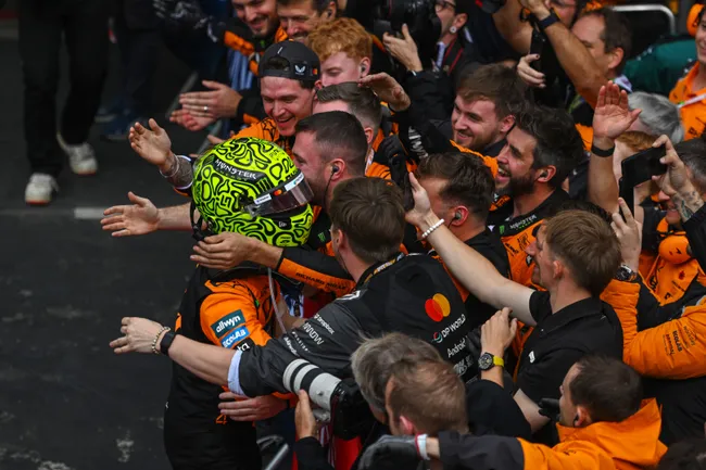 Lando Norris celebra su triunfo en el GP de Brasil con miembros del equipo McLaren (GETTY IMAGES)