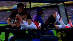 Maxi Meza tuvo que retirarse en camilla del campo.