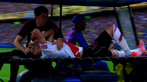 Maxi Meza tuvo que retirarse en camilla del campo.