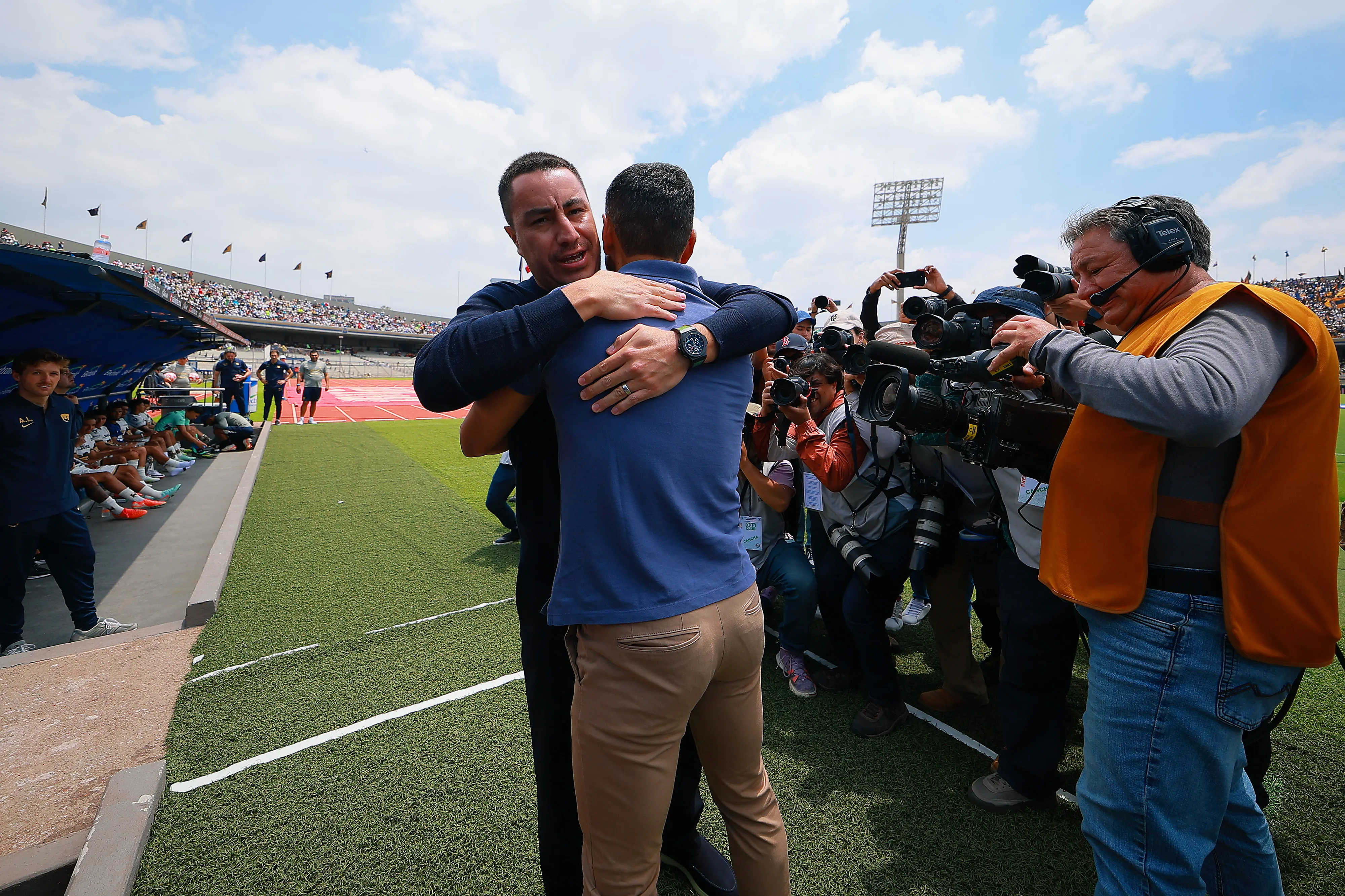 Jaime Lozano y Efraín Juárez saludándose (Getty Images)