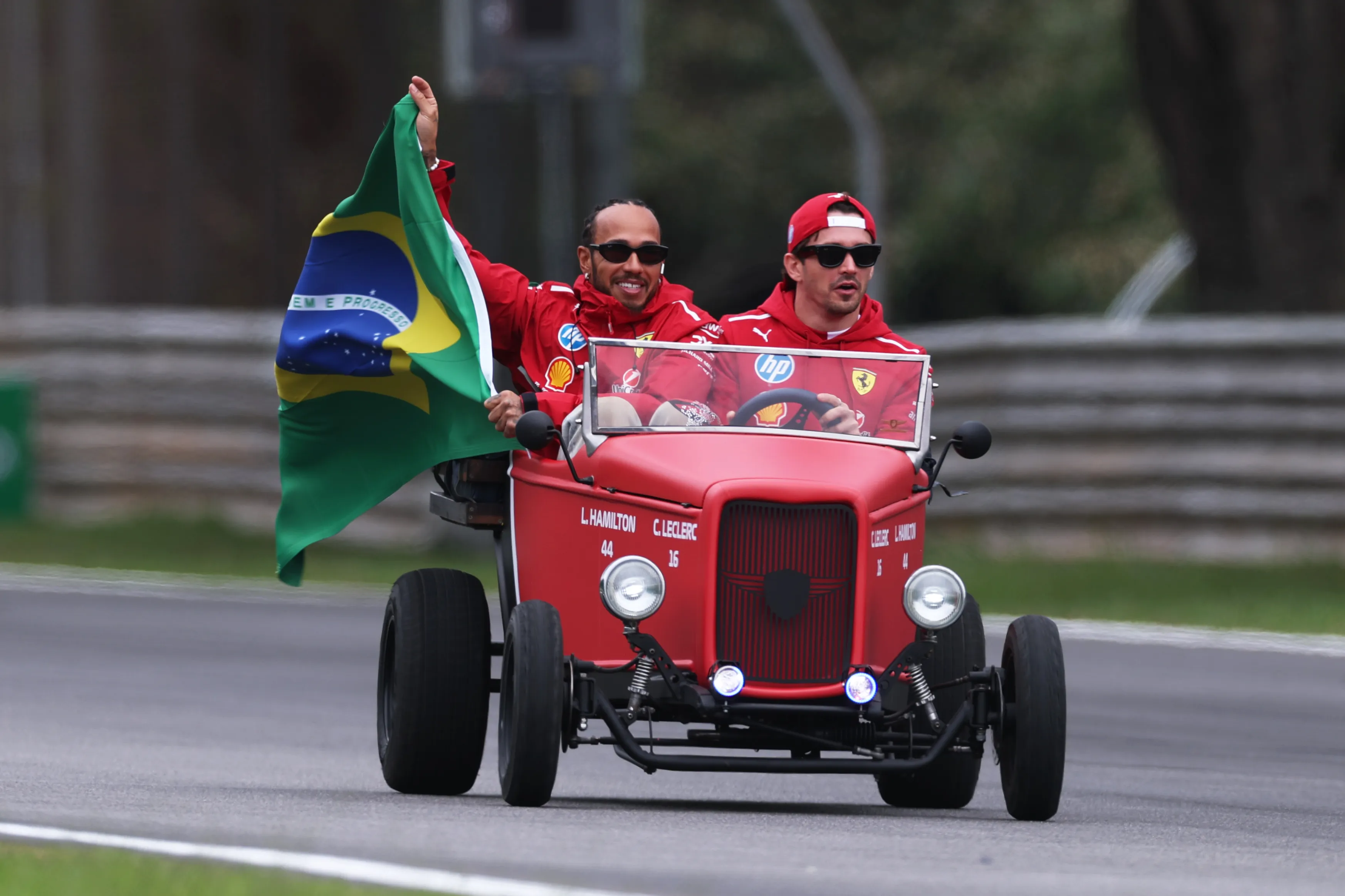 Lewis Hamilton y Charles Leclerc en el desfile del GP de Brasil 2025 (GETTY IMAGES)