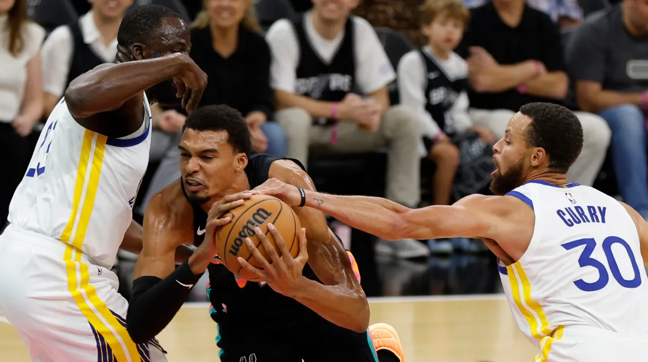 Draymond Green, Victor Wembanyama y Stephen Curry. (Foto: Getty Images)