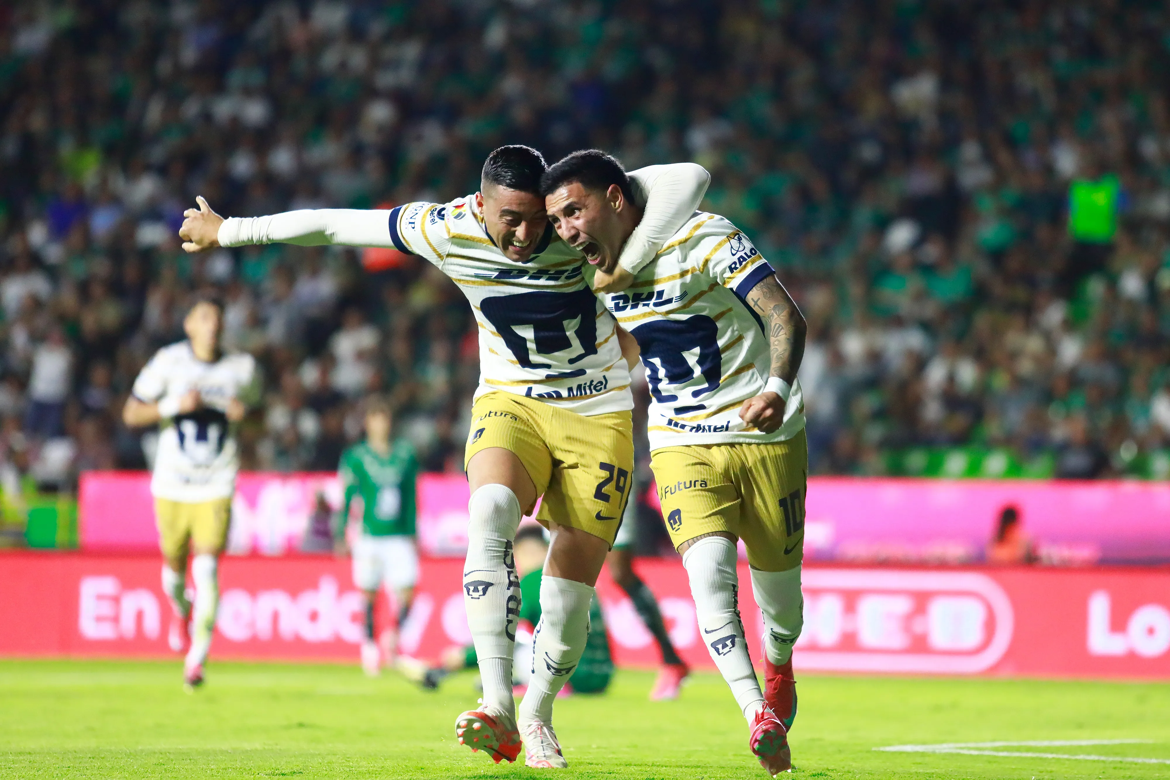 Leo Suárez compartió plantilla con varios argentinos en Pumas, Rogelio Funes Mori uno de ellos. [Getty Images]