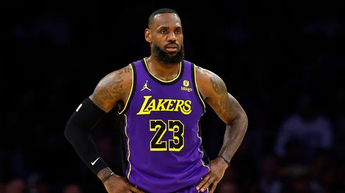 LeBron James con el jersey alternativo de Lakers