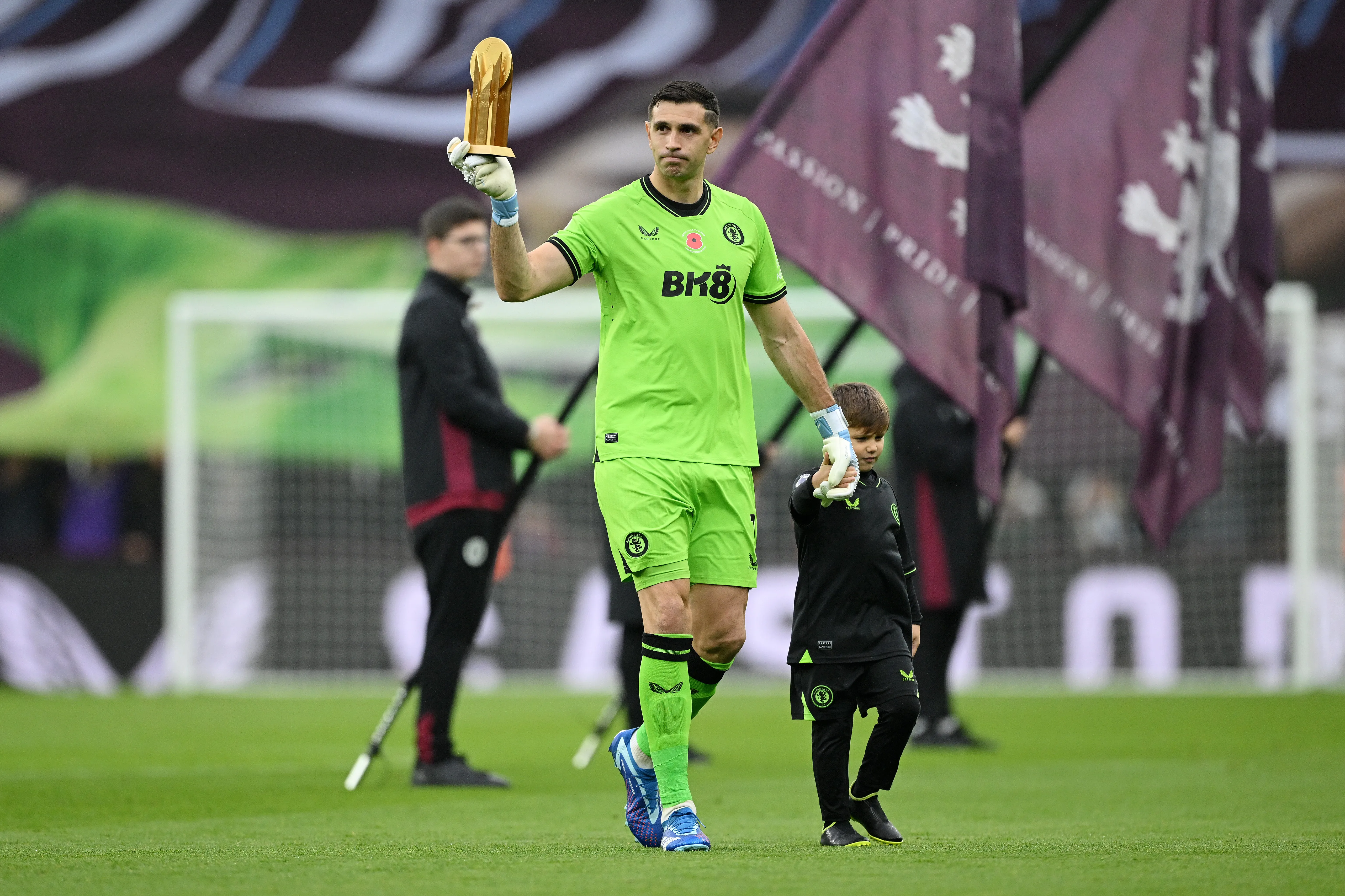 Dibu Martínez ofrece su Trofeo Yashin a los aficionados del Aston Villa (GETTY IMAGES)