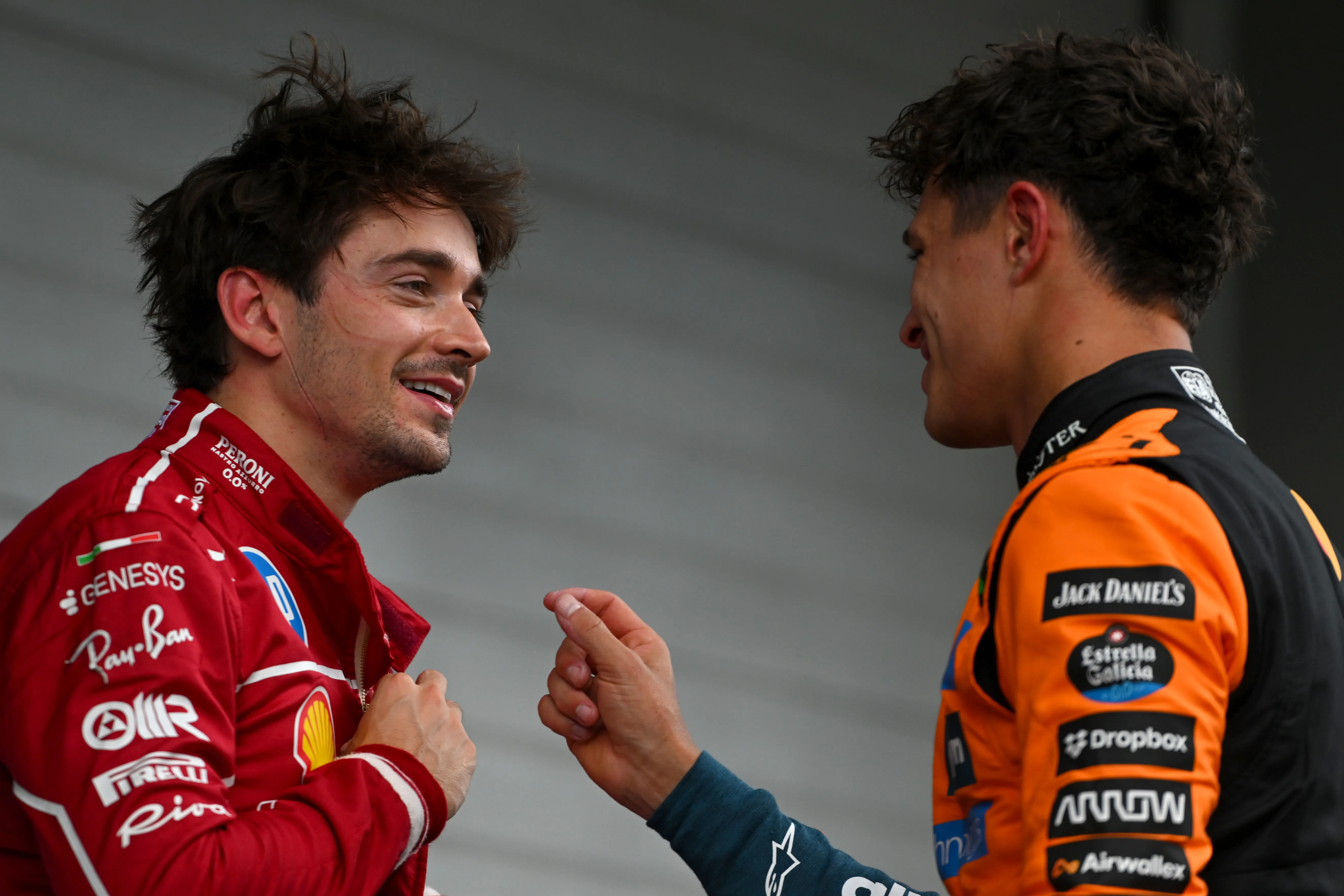 Charles Leclerc y Lando Norris platican tras el GP de Brasil (GETTY IMAGES)