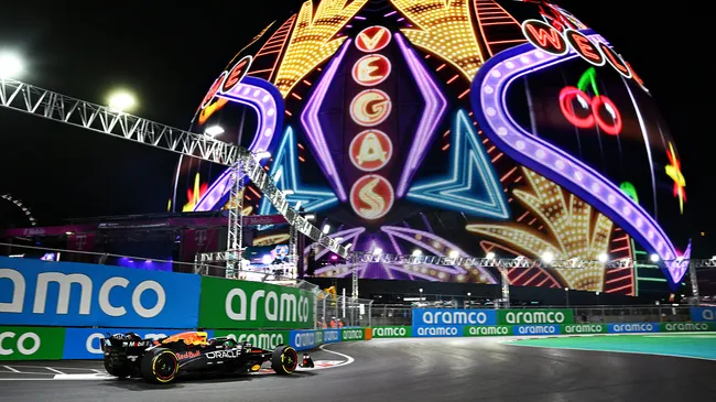Max Verstappen junto a la esfera de Las Vegas (GETTY IMAGES)