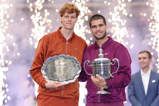 Jannik Sinner y Carlos Alcaraz tras la final del US Open 2025 (GETTY IMAGES)