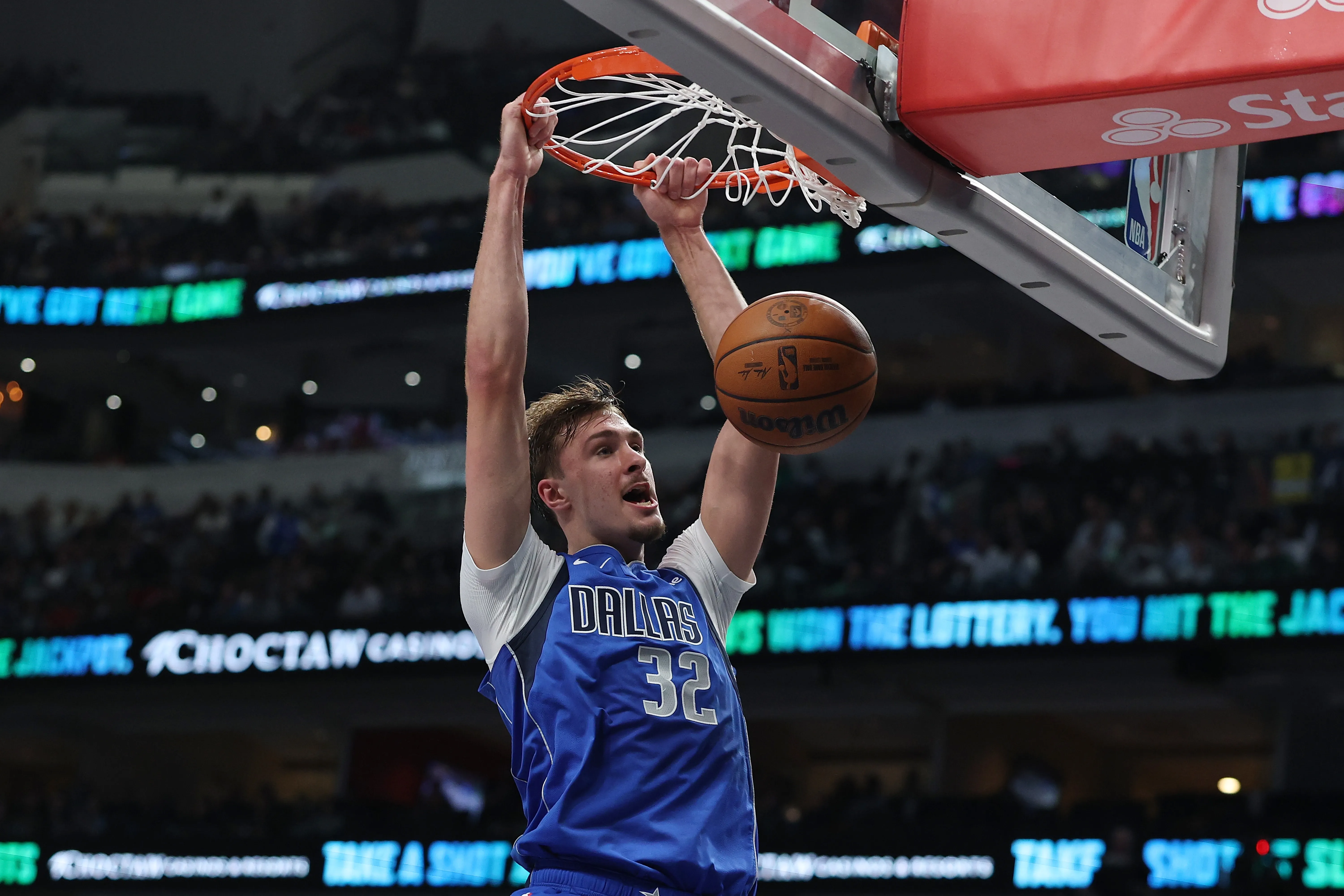 Cooper Flagg haciendo una volcada con Dallas Mavericks (GETTY IMAGES)