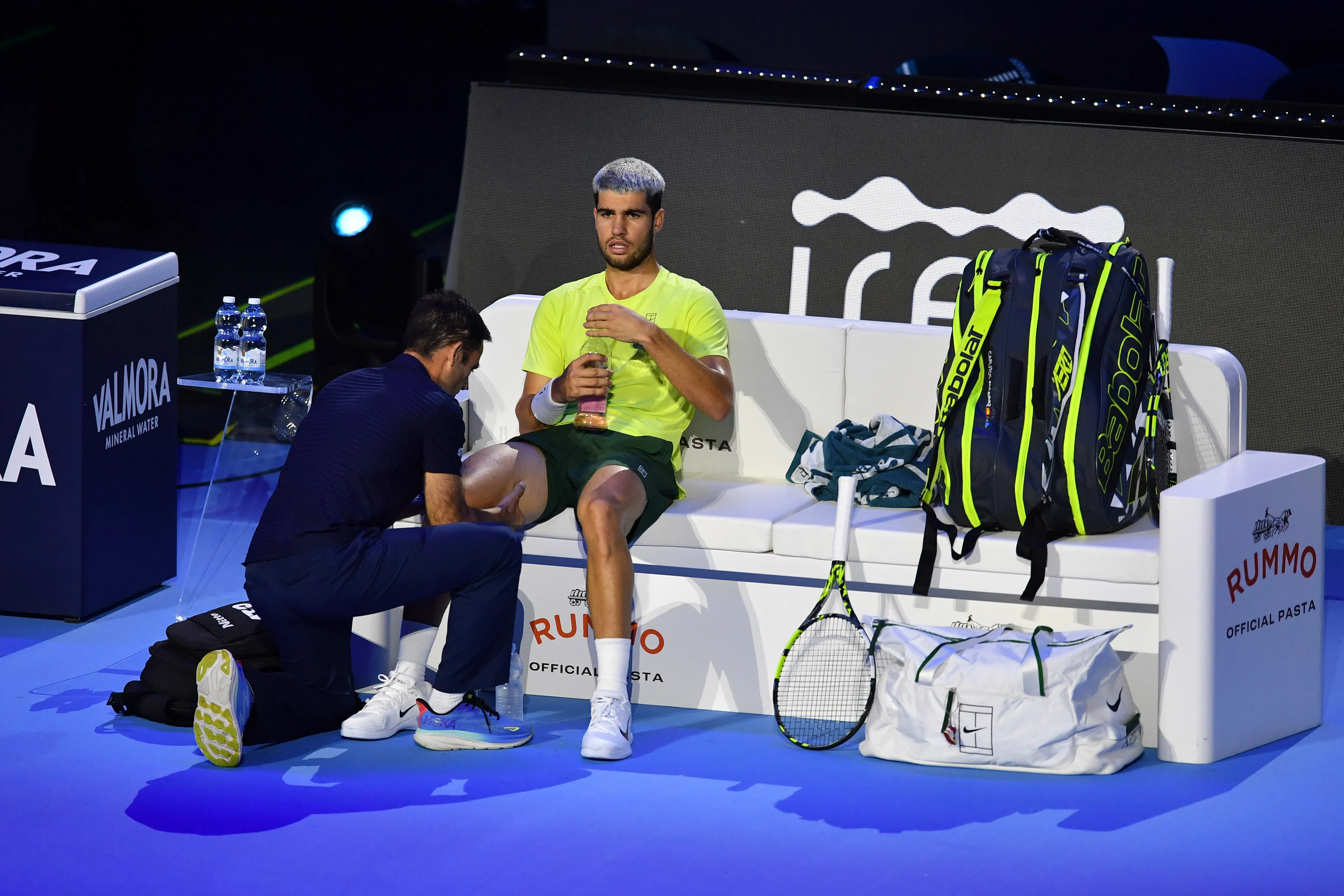 Carlos Alcaraz recibió tratamiento médico en la final del ATP Finals (Getty Images)