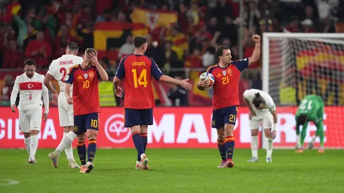 España salvó el papelón con un empate en casa.