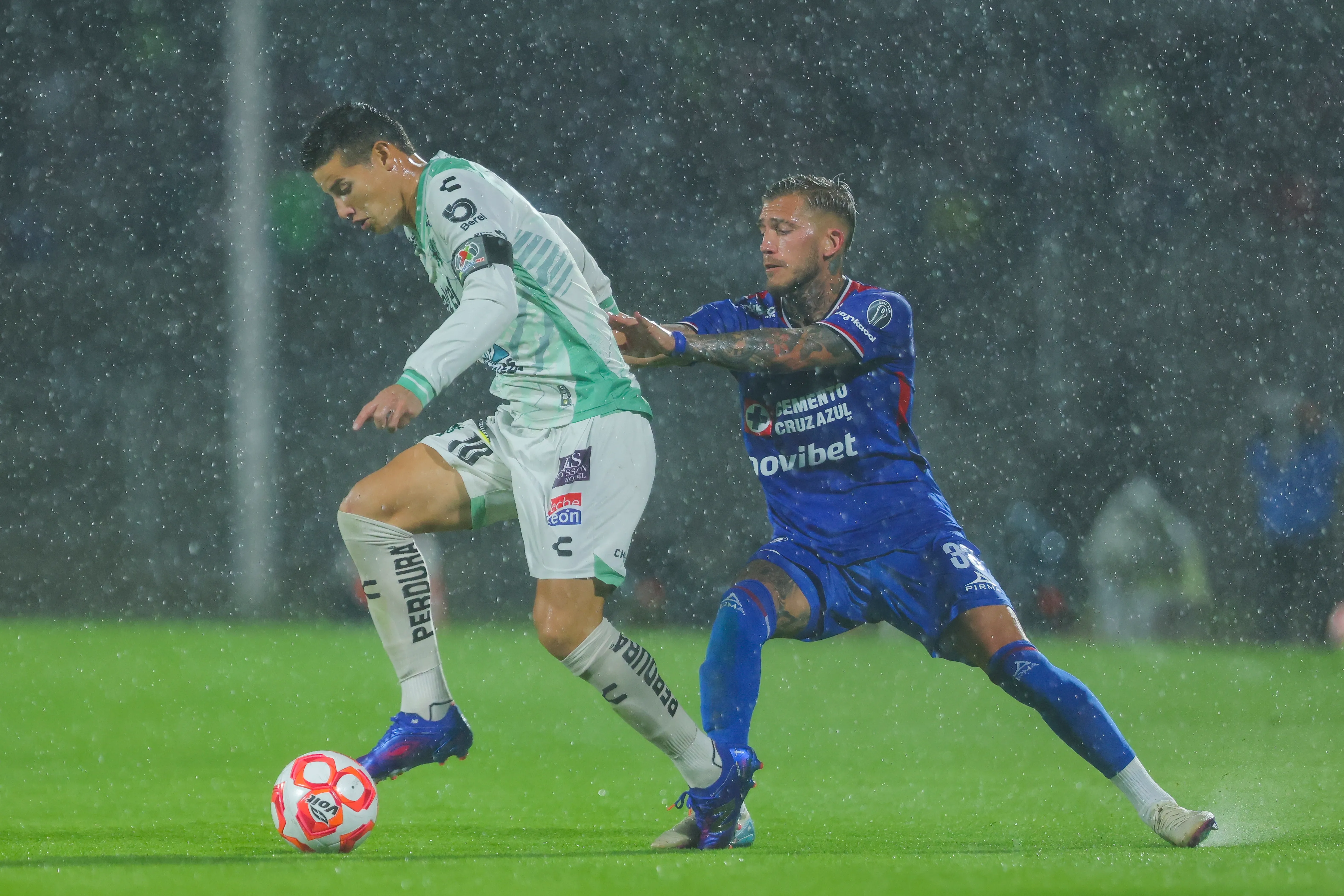 James podría pasar de enfrentar a Cruz Azul a jugar con ellos [Foto: Getty]