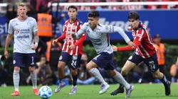 Chivas y Cruz Azul se enfrentan por la Liga MX.