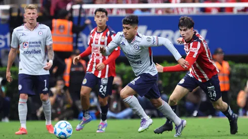 Chivas y Cruz Azul se enfrentan por la Liga MX.