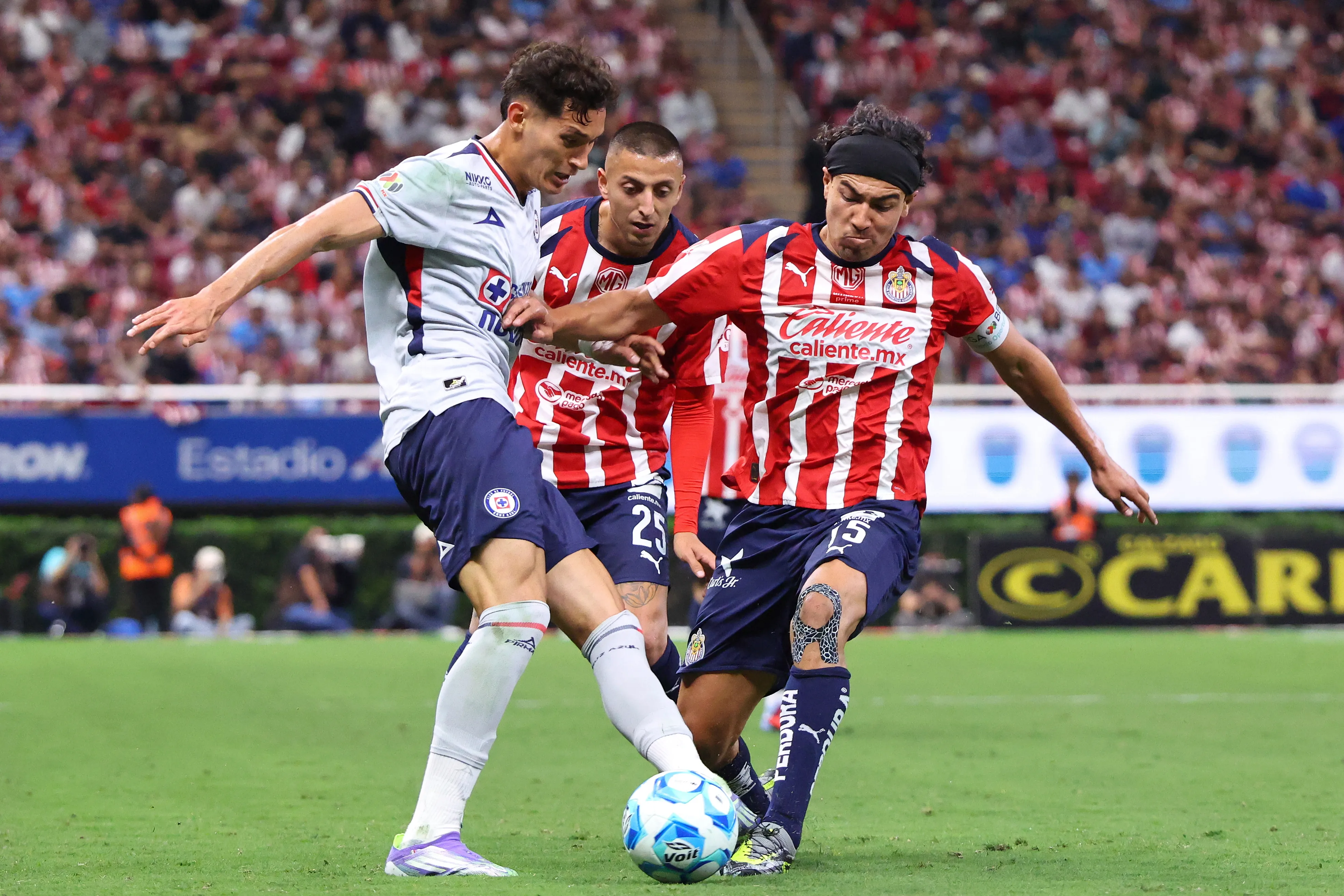 Chivas recibe a Cruz Azul en el Estadio Akron [Foto: Getty]