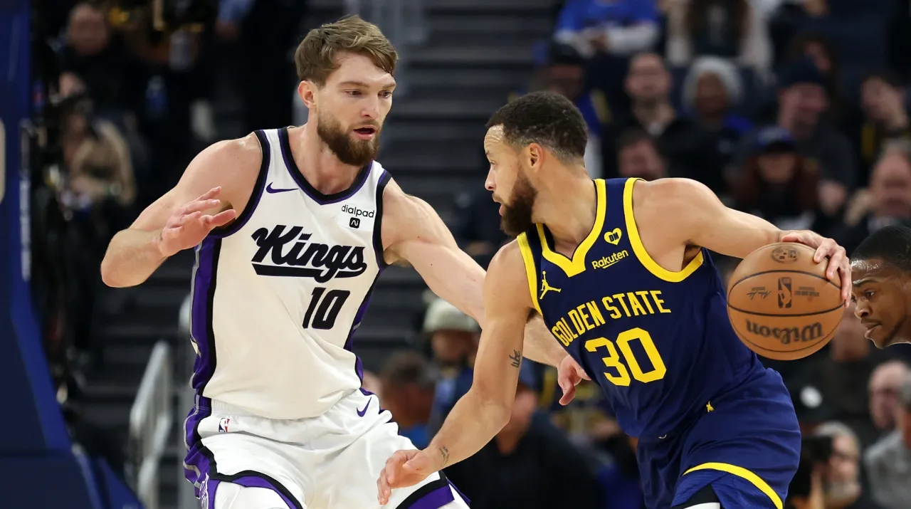 Domantas Sabonis y Stephen Curry en la NBA