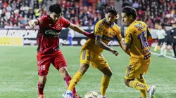 TIJUANA, MEXICO - NOVEMBER 26: Gilberto Mora of Tijuana fights for the ball against Javier Aquino and Diego Lainez of Tigres UANL during the quarterfinals first leg match between Tijuana and Tigres UANL as part of the Torneo Apertura 2025 Liga MX at Caliente Stadium on November 26, 2025 in Tijuana, Mexico. (Photo by Francisco Vega/Getty Images)