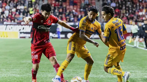 TIJUANA, MEXICO - NOVEMBER 26: Gilberto Mora of Tijuana fights for the ball against Javier Aquino and Diego Lainez of Tigres UANL during the quarterfinals first leg match between Tijuana and Tigres UANL as part of the Torneo Apertura 2025 Liga MX at Caliente Stadium on November 26, 2025 in Tijuana, Mexico. (Photo by Francisco Vega/Getty Images)