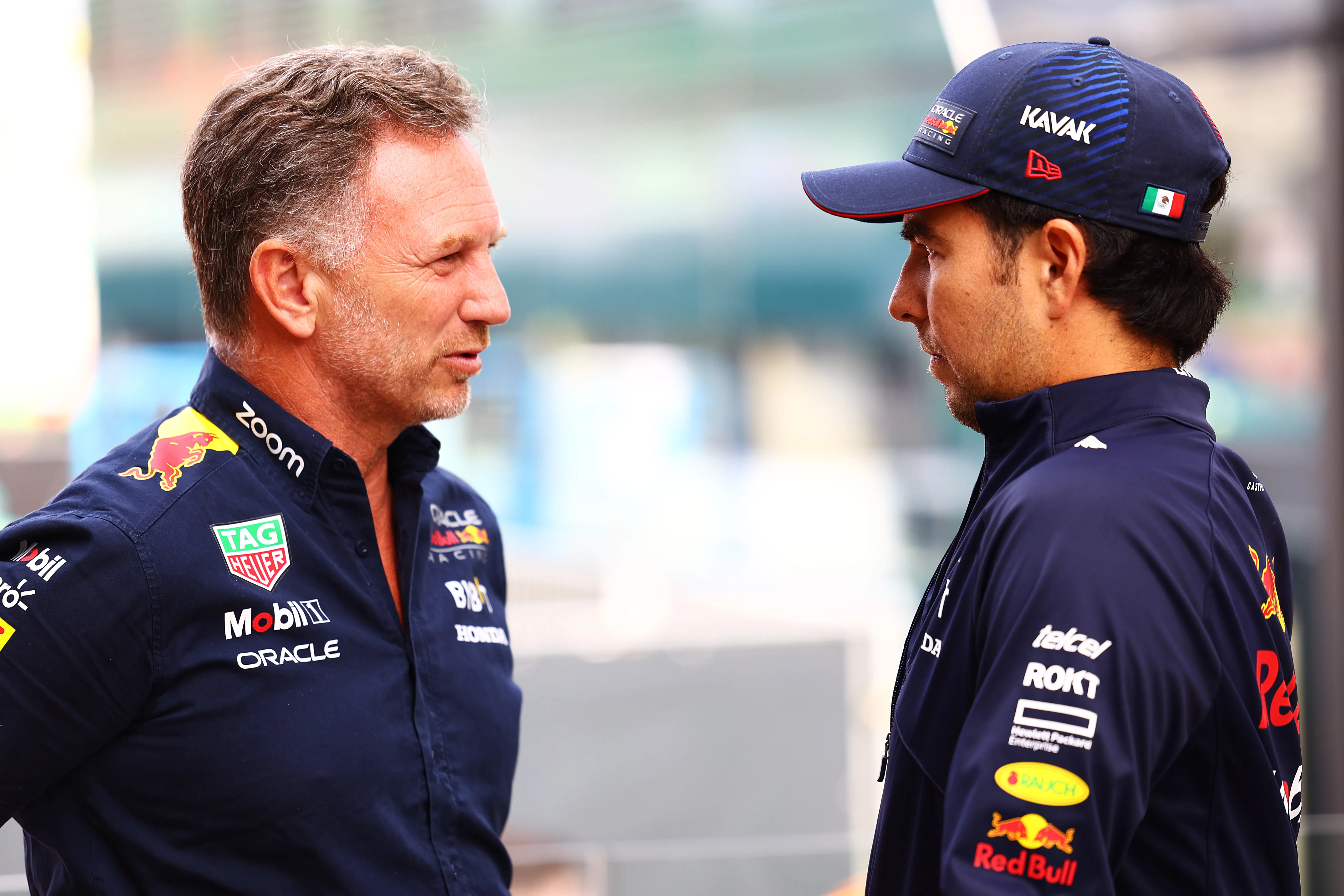 Christian Horner platica con Checo Pérez (GETTY IMAGES)