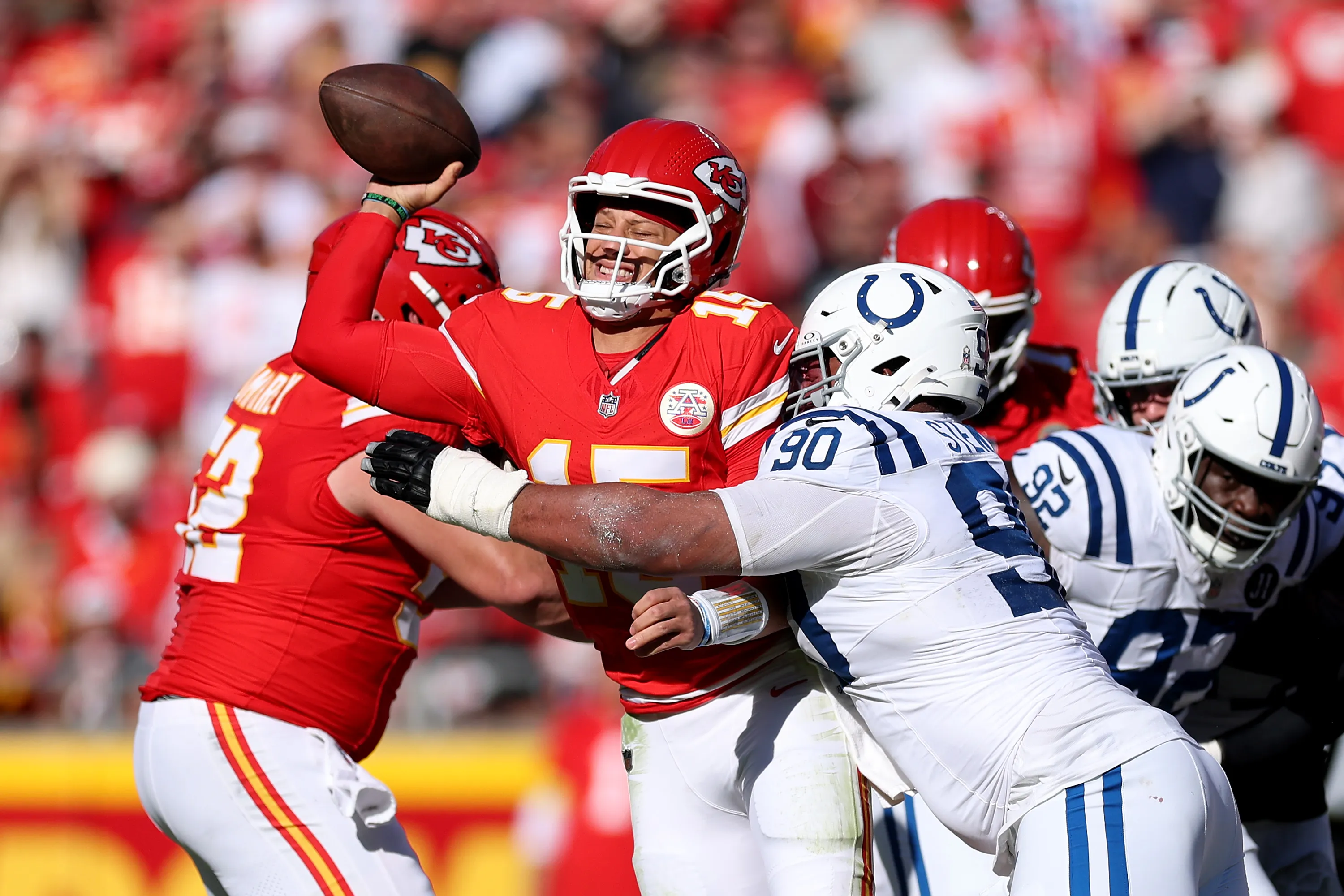 Patrick Mahomes intenta completar un pase (GETTY IMAGES)