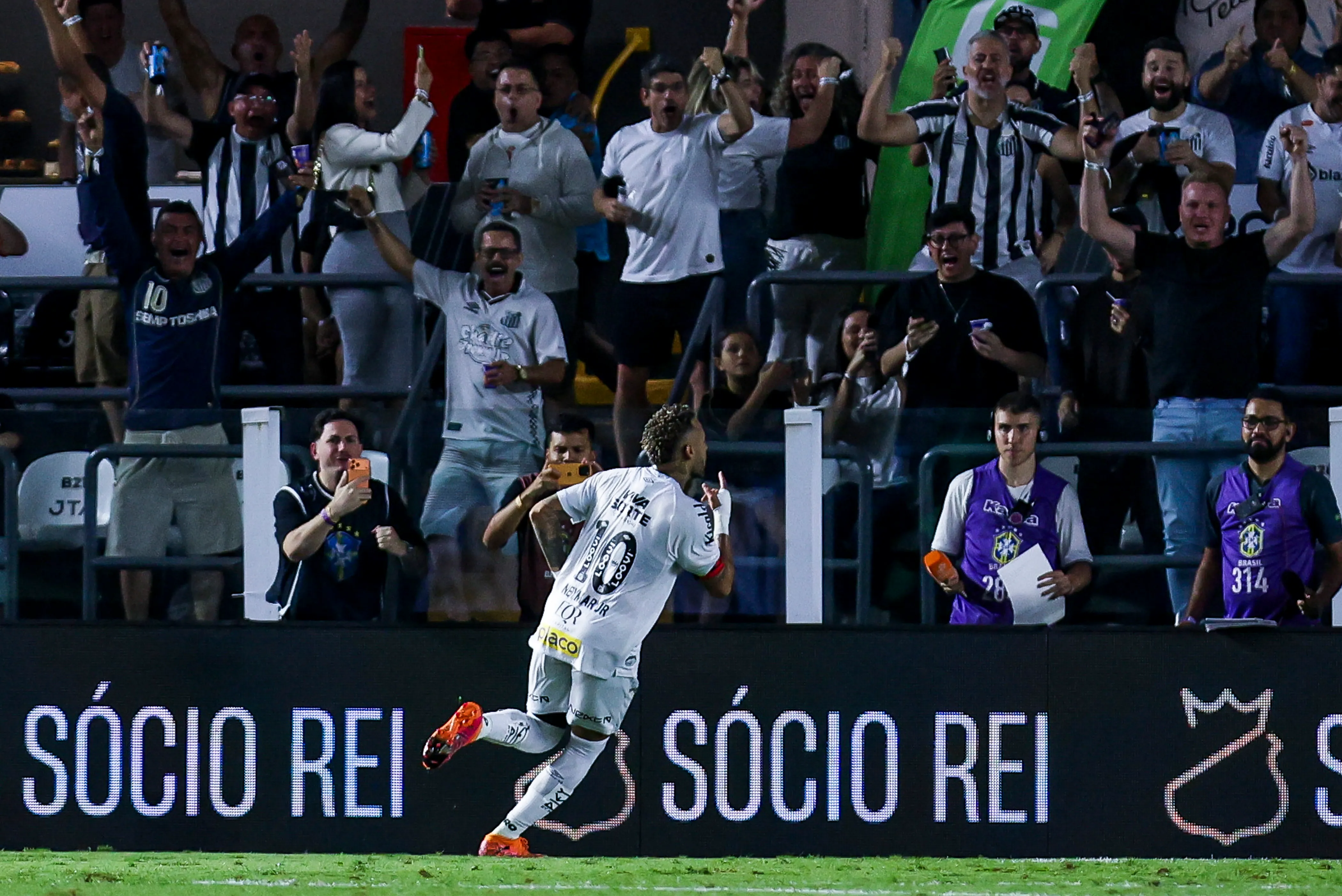 La felicidad de Neymar tras anotar ante Sport Recife [Foto: Getty]